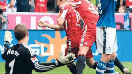 Ratloser Top-Mann. Schalkes Torhüter Manuel Neuer ist am Boden, Arjen Robben (Mitte) und Mario Gomez feiern. Foto: dpa
