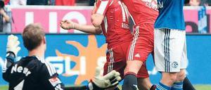 Ratloser Top-Mann. Schalkes Torhüter Manuel Neuer ist am Boden, Arjen Robben (Mitte) und Mario Gomez feiern. Foto: dpa
