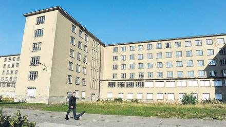 Blick auf Block I der von den Nationalsozialisten als Ferienresort geplanten Urlaubsmaschine. Vor 75 Jahren wurde der Grundstein für das KdF-Seebad Prora gelegt. Foto: Stefan Sauer