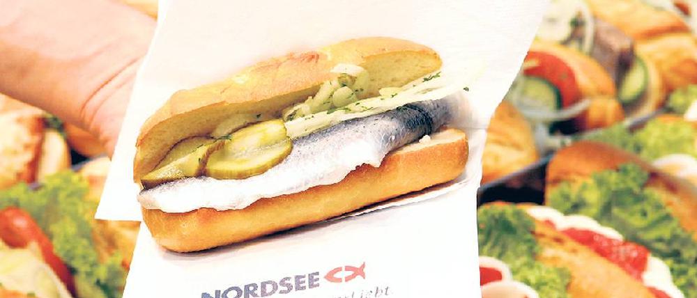 Zu viel Garnitur. Ein zünftiges Heringsbrötchen kommt ohne Gurken aus. Foto: ddp
