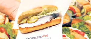 Zu viel Garnitur. Ein zünftiges Heringsbrötchen kommt ohne Gurken aus. Foto: ddp
