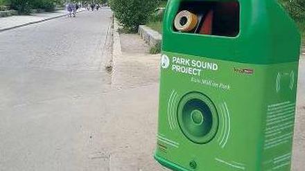 Hier spielt die Musik. So sehen die neuen Abfallbehälter im Mauerpark aus. Ein Sensor reagiert auf den Mülleinwurf, sofort ertönt ein Lied. 