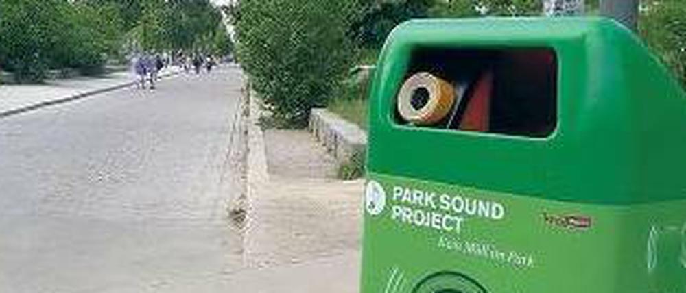 Hier spielt die Musik. So sehen die neuen Abfallbehälter im Mauerpark aus. Ein Sensor reagiert auf den Mülleinwurf, sofort ertönt ein Lied. 