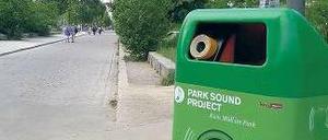 Hier spielt die Musik. So sehen die neuen Abfallbehälter im Mauerpark aus. Ein Sensor reagiert auf den Mülleinwurf, sofort ertönt ein Lied.