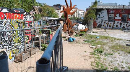 Blick auf den seit Freitagmorgen abgesperrten Bereich. Die verbleibenden Skulpturen und Gegenstände zeugen davon, wie schnell hier alles von statten ging.
