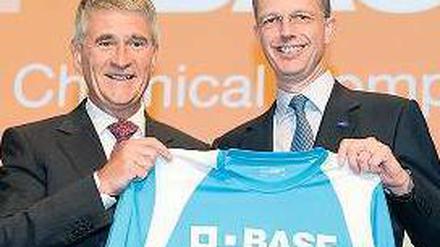 Ein Trikot von Jürgen Hambrecht (l.) für den neuen BASF-Chef Kurt Bock. Foto: dpa