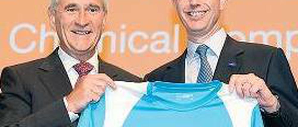 Ein Trikot von Jürgen Hambrecht (l.) für den neuen BASF-Chef Kurt Bock. Foto: dpa