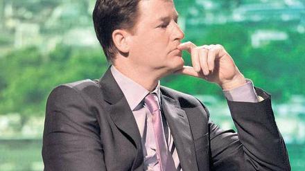 Grund zum Grübeln: Gleich eine doppelte Niederlage haben die Liberaldemokraten von Vizepremier Nick Clegg einstecken müssen. Bei Gemeindewahlen verloren sie massiv Stimmen. Und die angestrebte Reform des Wahlrechts lehnen die Briten mehrheitlich ab, wie sich am Freitagabend bei einem Referendum abzeichnete. Clegg steht als Juniorpartner der Regierungskoalition geschwächt da.