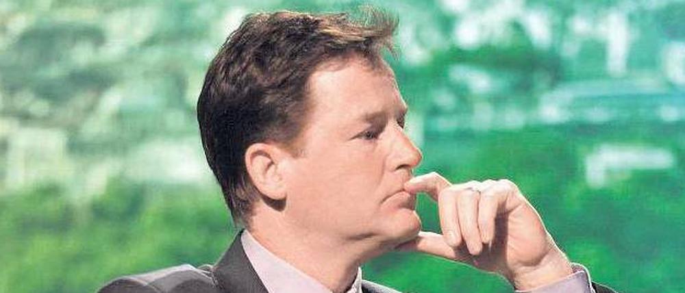 Grund zum Grübeln: Gleich eine doppelte Niederlage haben die Liberaldemokraten von Vizepremier Nick Clegg einstecken müssen. Bei Gemeindewahlen verloren sie massiv Stimmen. Und die angestrebte Reform des Wahlrechts lehnen die Briten mehrheitlich ab, wie sich am Freitagabend bei einem Referendum abzeichnete. Clegg steht als Juniorpartner der Regierungskoalition geschwächt da.
