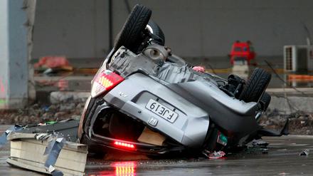 Dutzende Menschen wurden durch umherfliegende Gegenstände verletzt. 