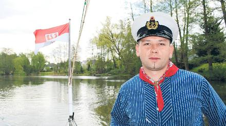 Ahoi. Michael Rost schippert Touristen auf dem Friedrich-Wilhelm-Kanal. 