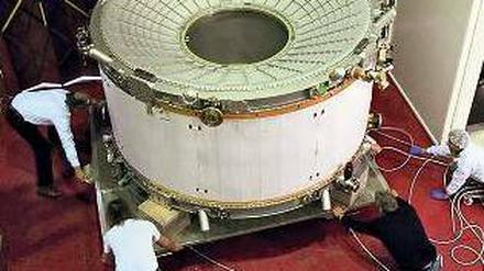 Teilchenfalle. Allein der Magnet erforderte bei der Montage alle Kraft. Der gesamte Detektor wiegt fast sieben Tonnen. Inzwischen sind alle Tests abgeschlossen und die Forscher warten auf den Start. 