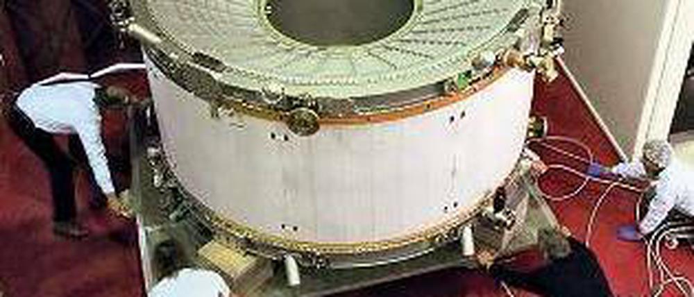 Teilchenfalle. Allein der Magnet erforderte bei der Montage alle Kraft. Der gesamte Detektor wiegt fast sieben Tonnen. Inzwischen sind alle Tests abgeschlossen und die Forscher warten auf den Start. 