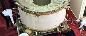 Teilchenfalle. Allein der Magnet erforderte bei der Montage alle Kraft. Der gesamte Detektor wiegt fast sieben Tonnen. Inzwischen sind alle Tests abgeschlossen und die Forscher warten auf den Start.