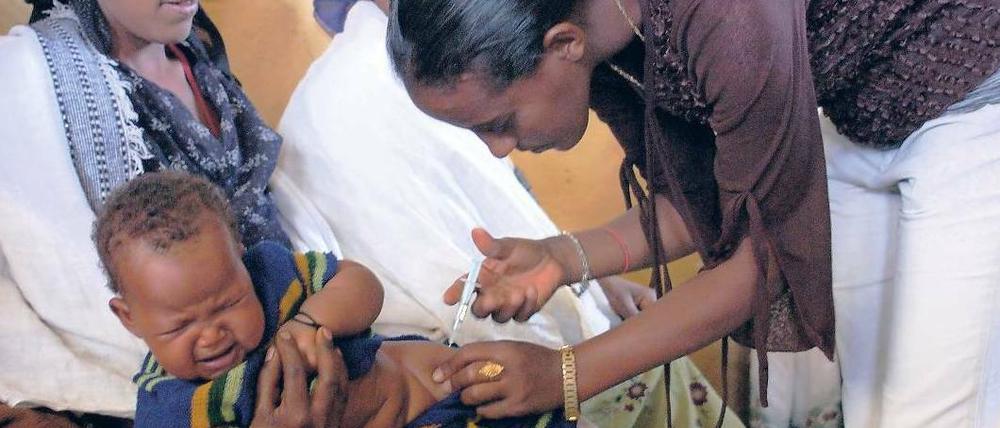 Kein Entkommen. Gesundheitshelferinnen wie hier in Äthiopien bringen den Impfschtz auch in entlegene ländliche Gebiete. Afrika steht dieses Jahr im Mittelpunkt der Weltimpfwoche. 