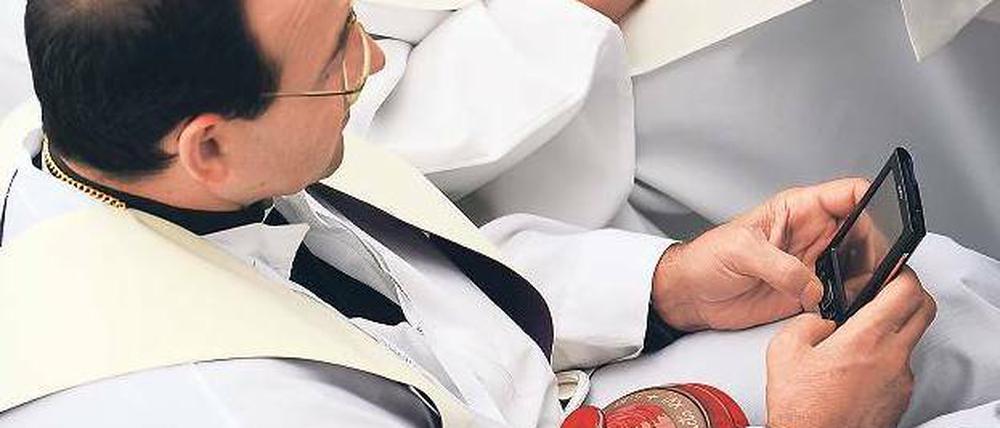 Der Papst hat gesagt... Per Twitter tauschen sich viele Gläubige aus. Über den Kurznachrichtendienst wurde auch bei der Bloggerkonferenz in Rom diskutiert. Foto: AFP