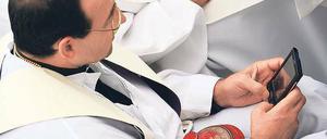 Der Papst hat gesagt... Per Twitter tauschen sich viele Gläubige aus. Über den Kurznachrichtendienst wurde auch bei der Bloggerkonferenz in Rom diskutiert. Foto: AFP