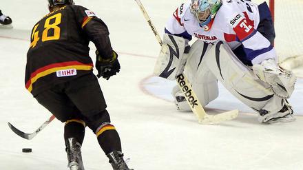 Und rein. Frank Hördler schoss die Deutschen mit dem ersten Penalty seiner Karriere zum Sieg gegen Slowenien.