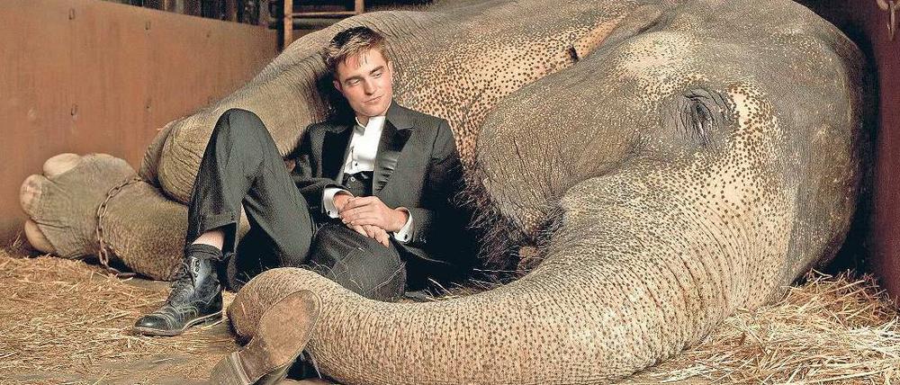 Die guten Seelen der Manege. Tierarzt und Wärter Jacob (Robert Pattinson) mit Rosie, der Elefanten-Lady. 