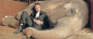 Die guten Seelen der Manege. Tierarzt und Wärter Jacob (Robert Pattinson) mit Rosie, der Elefanten-Lady. 