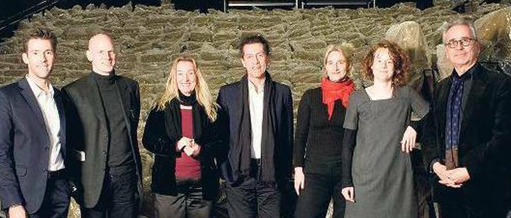 Die Jury. Sie sucht in Deutschland, Österreich und der Schweiz. Unsere Autorin Christine Wahl ist die Dritte von rechts. Ihre Kollegen: Vasco Boenisch, Franz Wille, Ulrike Kahle-Steinweh, Wolfgang Höbel, Ellinor Landmann, Andres Müry (v.l.).