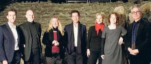 Die Jury. Sie sucht in Deutschland, Österreich und der Schweiz. Unsere Autorin Christine Wahl ist die Dritte von rechts. Ihre Kollegen: Vasco Boenisch, Franz Wille, Ulrike Kahle-Steinweh, Wolfgang Höbel, Ellinor Landmann, Andres Müry (v.l.).