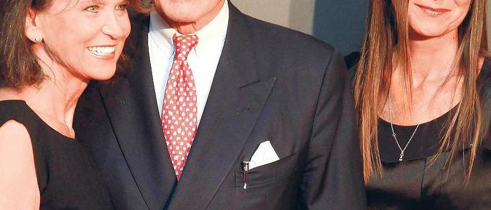 Die Gastgeber. Anton-Wolfgang Graf von Faber-Castell mit Frau Mary und Ursula Vierkötter (rechts) bei der Ausstellungseröffnung im KaDeWe. Foto: Davids