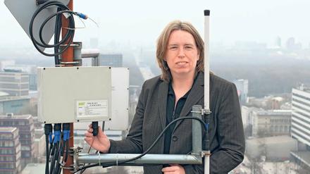 Hoch hinaus. Anja Feldmann erhielt unlängst den millionenschweren Leibnizpreis. Studierende und Mitarbeiter der TU Berlin testen bereits das Internet der Zukunft – es ist das weltweit größte Experimentierfeld für drahtlose Funknetze . 