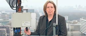 Hoch hinaus. Anja Feldmann erhielt unlängst den millionenschweren Leibnizpreis. Studierende und Mitarbeiter der TU Berlin testen bereits das Internet der Zukunft – es ist das weltweit größte Experimentierfeld für drahtlose Funknetze . 