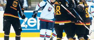 Schwarze Feierbestien. Die deutschen Eishockey-Nationalspieler feiern sich und ihre zwischenzeitliche 4:0-Führung. Aber die Slowakei kommt noch einmal zurück und dreht fast das Spiel. Doch am Ende schlägt Deutschland nach Russland den zweiten Favoriten.Foto: Reuters