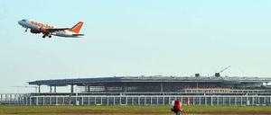 Ärger um den Hauptstadtflughafen: Die Behörden sollen Flugrouten vertuscht haben - die Routengegner reagieren mit Sitzblockaden.