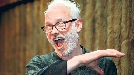 Fröhlicher Clown. Herbert Fritsch wurde 1951 in Augsburg geboren. Von Anfang der Neunzigerjahre bis 2007 war er Schauspieler an Frank Castorfs Volksbühne, nebenbei trieb er sein Filmprojekt „Hamlet X“ voran. Als Regisseur arbeitete er u. a. in Luzern, Halle, Oberhausen, Wiesbaden – und demnächst wieder an der Volksbühne. 