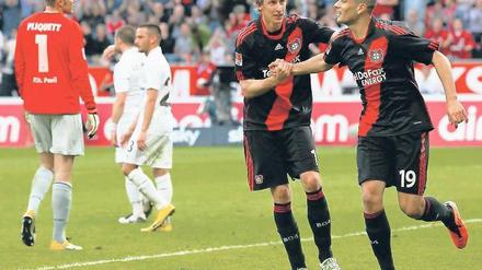 Glückliche Händchen. Bayers Stefan Kießling (links) feiert sein Ausgleichstor mit Eren Derdiyok. Foto: Reuters