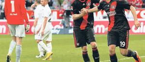 Glückliche Händchen. Bayers Stefan Kießling (links) feiert sein Ausgleichstor mit Eren Derdiyok. Foto: Reuters