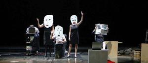Die wollen nur spielen. Szene aus Elfriede Jelineks "Das Werk / Im Bus / Ein Sturz" in der Regie von Karin Beier, das das Theatertreffen am 6. Mai eröffnet. Das Festival läuft bis zum 23. Mai.