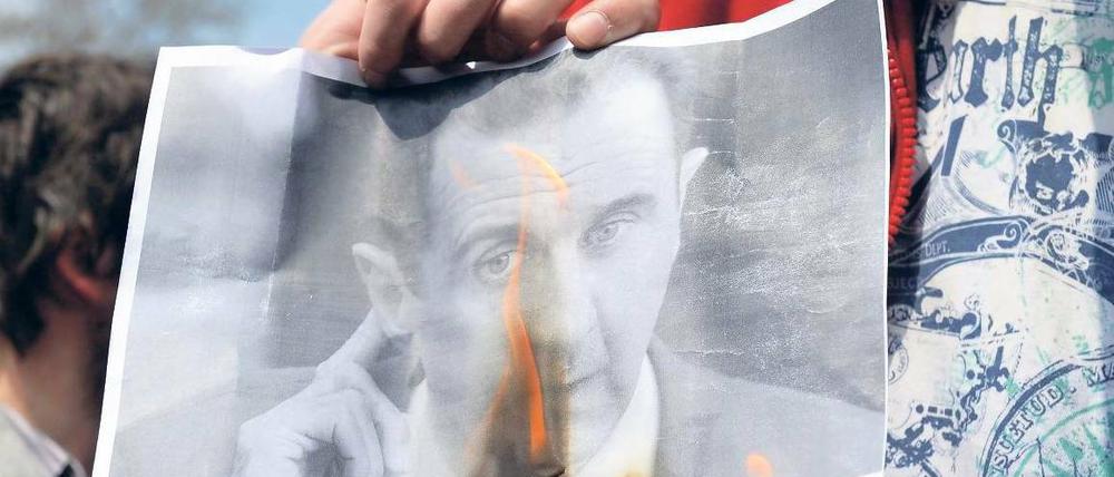 Grenzüberschreitender Protest. Ein Demonstrant zündet in Istanbul ein Foto des syrischen Präsidenten Bashar al Assad an.
