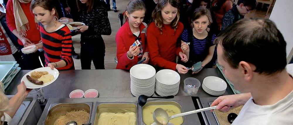 Kann man mit zwei Euro ein leckeres Mittagessen kochen? Ja, sagt der Bezirk. Zu wenig, finden die Grünen.