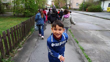 Omar aus Serbien und viele andere Flüchtlingskinder werden in Marienfelde unterrichtet.