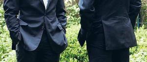 Einer kommt, der andere geht. Der designierte FDP-Vorsitzende Philipp Rösler mit dem scheidenden Parteichef Guido Westerwelle am Montag in Berlin. 