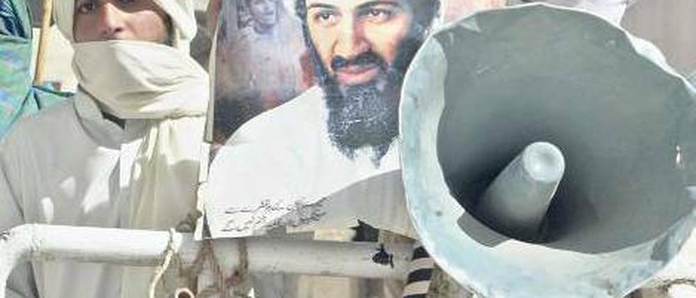 Ruf nach Vergeltung. Vertreter der islamistischen Partei Jamiat Ulema-e-Islam protestieren im pakistanischen Quetta gegen die US-Militäraktion, bei der der Al-Qaida-Gründer bin Laden getötet wurde. Foto: Musa Farman/dpa