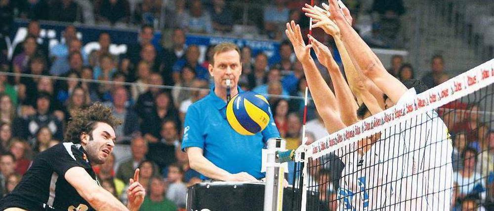 Massiver Widerstand. Aleksandar Spirovski (links) muss sich gegen einen Dreierblock des VfB Friedrichshafen durchsetzen.