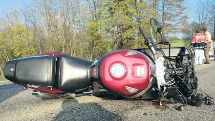 Mit seinem Motorrad rutschte ein 37-Jähriger bei Markt Rettenbach aus – er starb noch an der Unfallstelle.