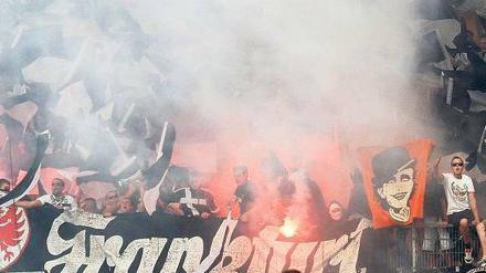 Fäuste im Nacken. Die Frankfurter Spieler wurden zuletzt von den eigenen Fans angefeindet; hier qualmt der Eintracht-Block beim 0:3 in Mainz am Sonnabend.
