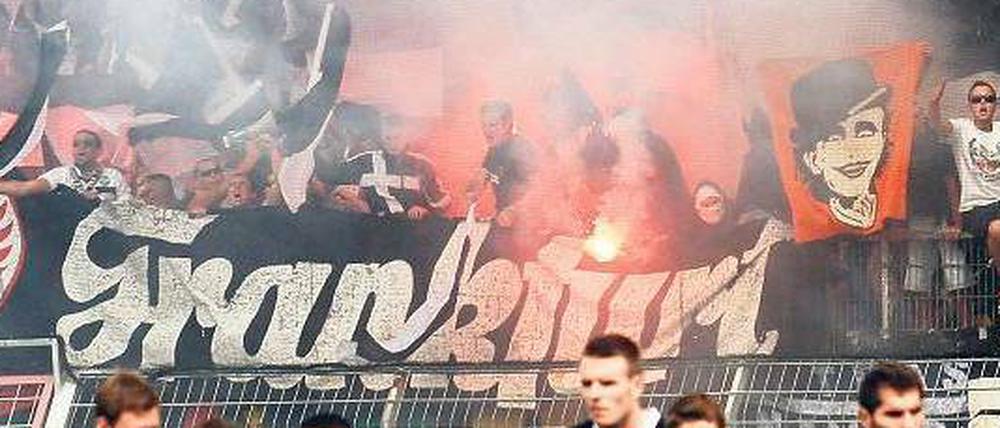Fäuste im Nacken. Die Frankfurter Spieler wurden zuletzt von den eigenen Fans angefeindet; hier qualmt der Eintracht-Block beim 0:3 in Mainz am Sonnabend.