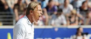 Christoph Daum gilt als großer Motivator. Mit seinem neuen Klub Eintracht Frankfurt konnte der Trainer aber dennoch bislang keinen Sieg feiern.