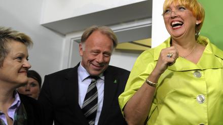 Im Siegestaumel: Die Vorsitzende von Bündnis 90/ Die Grünen, Claudia Roth (r.), sowie die Fraktionsvorsitzenden der Grünen im Bundestag, Renate Künast und Jürgen Trittin.