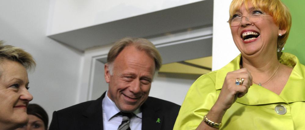 Im Siegestaumel: Die Vorsitzende von Bündnis 90/ Die Grünen, Claudia Roth (r.), sowie die Fraktionsvorsitzenden der Grünen im Bundestag, Renate Künast und Jürgen Trittin.