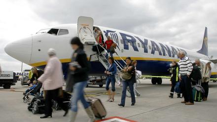 Ryanair wirbt mit günstigen Flügen - doch nicht immer sind Reisebuchungen im Internet tatsächlich billig.