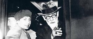 Familienkomplex. Sigmund Freud analysierte auch die eigene Tochter Anna. Neun Jahre lang, in fünf bis sechs Sitzungen pro Woche. Anna wurde später Kinderanalytikerin. Unser Bild zeigt die beiden 1938 bei der Ankunft in Paris, auf dem Weg ins Exil. 