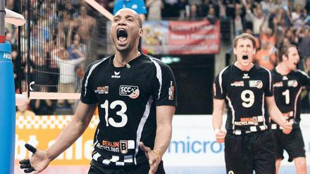 Schrei Dich frei. Salvador Hidalgo Oliva (l.), Ricardo Galandi (m.) und Sebastian Fuchs feiern den Halbfinalsieg ihres SCC gegen Haching. 